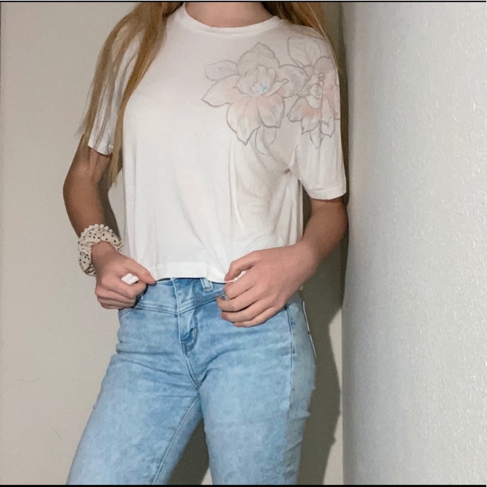 Aeropostale flowered tee.